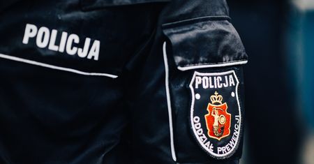 Wjechali radiowozem w ogrodzenie. Policjanci byli pijani