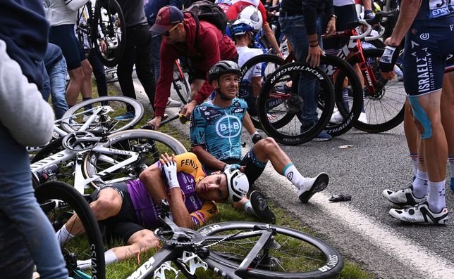 Wielka kraksa podczas Tour de France. Powodem zachowanie fanki 