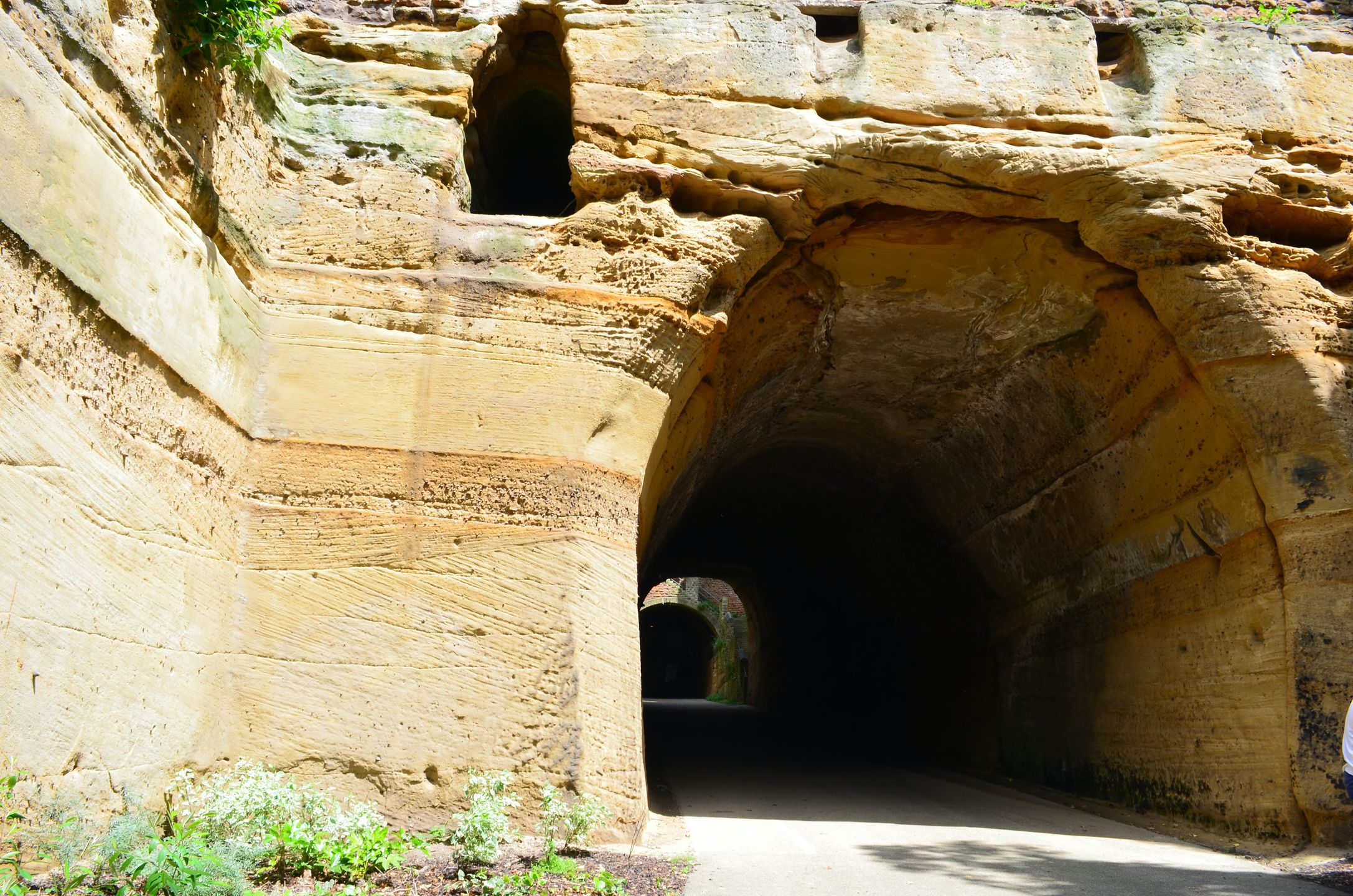 Jeden z tuneli prowadzących do jaskiń