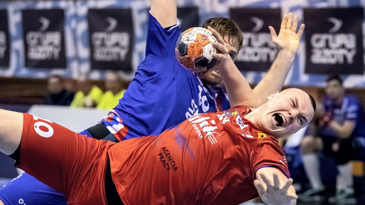 PAP / Wojciech Pacewicz / Na zdjęciu: zawodnik Azoty Puławy Łukasz Rogulski (tył) i Jan Klimków (przód) z Gwardii Opole