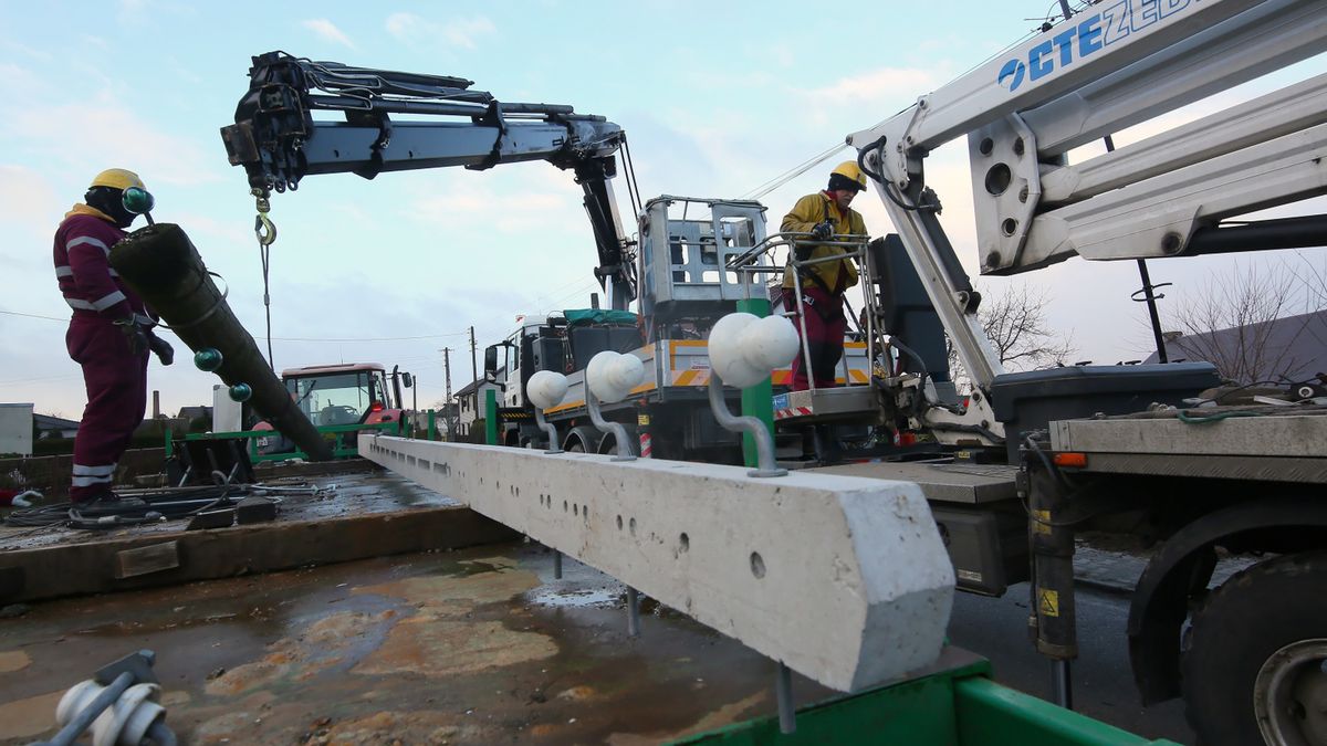 30 stycznia 2021, energetycy wymieniają złamany na skutek wichury słup niskiego napięcia przy ul. Ostrowskiej w Jankowie Przygodzkim w powiecie ostrowskim