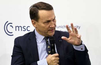 Sikorski: Europa musi być przy stole negocjacyjnym