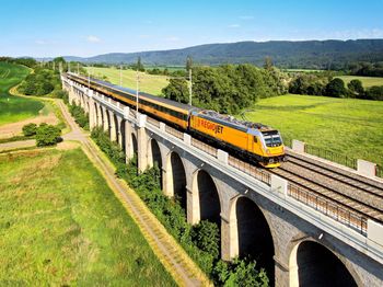 RegioJet zatrudnia w Polsce. Pensja 18 tys. zł miesięcznie. Premie do 100 tys. rocznie