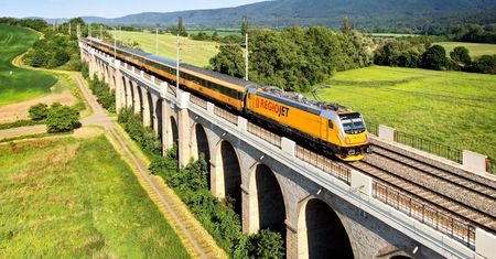 RegioJet zatrudnia w Polsce. Pensja 18 tys. zł miesięcznie. Premie do 100 tys. rocznie