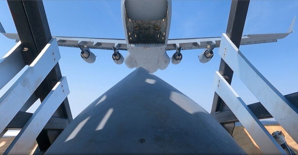 Widok z paletyzowanego pocisku JASSM-ER na jego nosiciela – samolot C-17A.