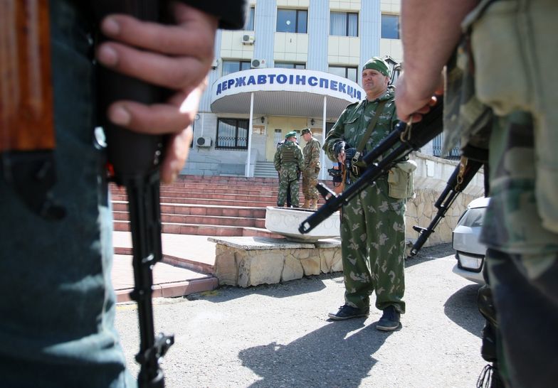 Prorosyjscy separatyści przed jednym z budynków administracji w Ługańsku</br>