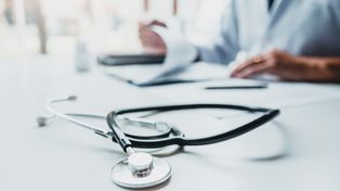 Wyższe wynagrodzenia dla kadry medycznej ZUS. Lekarze orzecznicy mogą zarobić nawet 20 tys. zł brutto