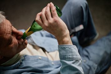 Tyle płaci ZUS. "Renta alkoholowa" wyższa po waloryzacji