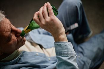 Tyle płaci ZUS. "Renta alkoholowa" wyższa po waloryzacji