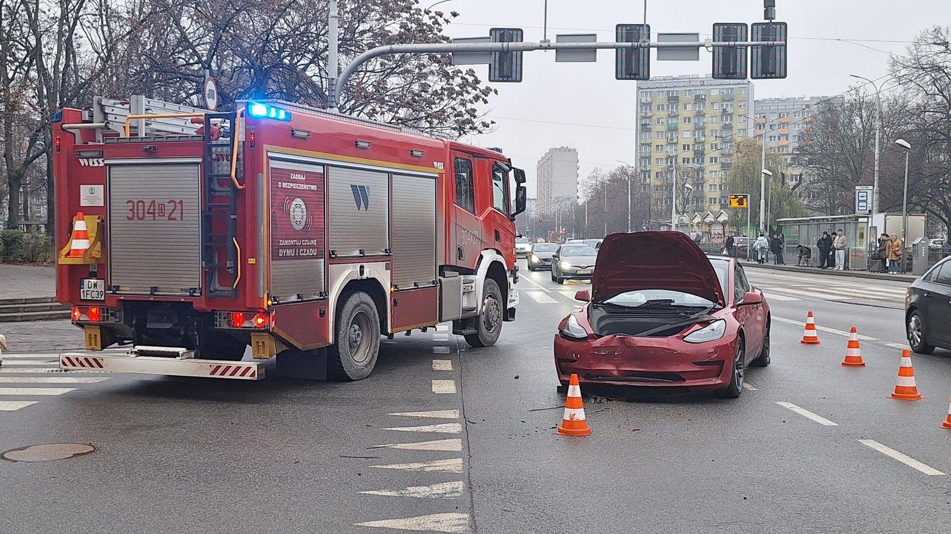 Wypadek w centrum Wrocławia. Elektryczna tesla zderzyła się w hyundaiem 1.12.2025