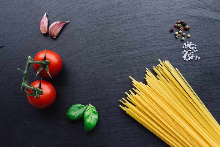 Surowy makaron spaghetti wzbogacony w proteiny