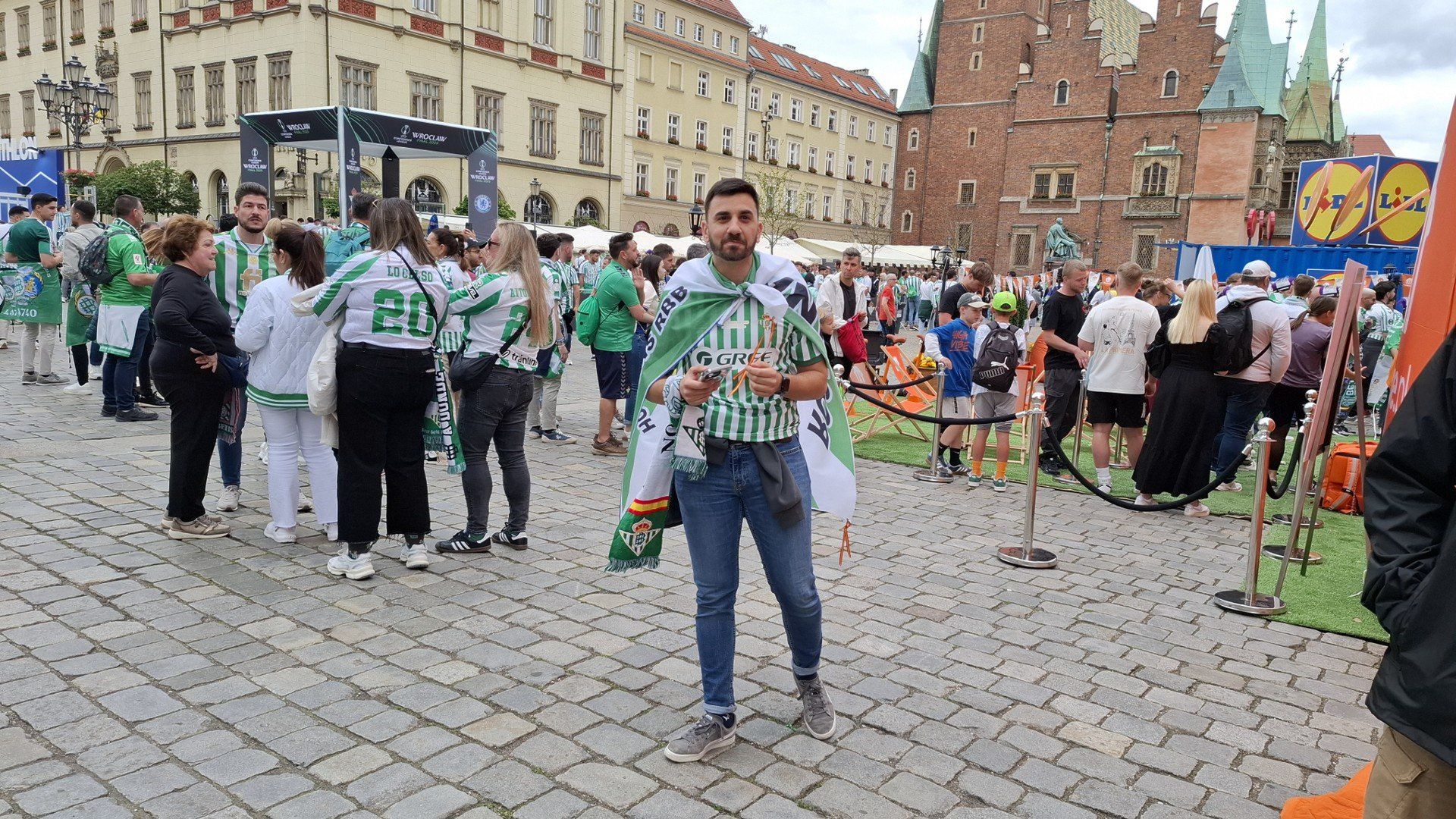 Finał Ligi Konferencji 2025 Betis vs Chelsea, Wrocław, Rynek w południe, kibice Betisu i Chelsea, 28.05.2025