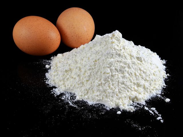 Biała mąka pszenna (przemysłowa), zaw. białka 9% (wzbogacona, bielona)