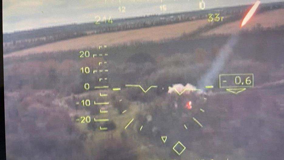 Pilot rosyjskiego śmigłowca unikający salwy wieloprowadnicowej wyrzutni rakietowej BM-27 Uragan lub BM-21 Grad.
