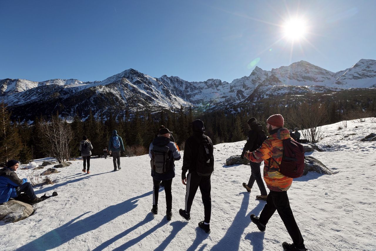 Turyści chętnie odwiedzają Tatry zimą