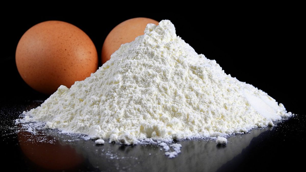 Biała mąka pszenna (przemysłowa), zaw. białka 9% (niewzbogacona, bielona)