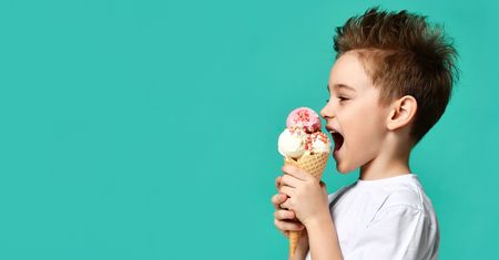 Lody i zimne napoje a ból gardła u dziecka – jak bezpiecznie radzić sobie z bólem?