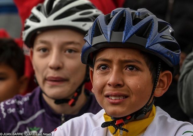 Młody Kolumbijczyk nie ukrywa łez oglądając relację z jednego z etapów Tour de France, na rynku w kolumbijskim mieście Zipaquira. To właśnie tutaj urodził się triumfator Wielkiej Pętli - Egan Bernal.