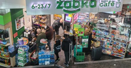"Wszystko robimy w biegu". Pracownicy Żabki nie wiedzą, w co ręce włożyć