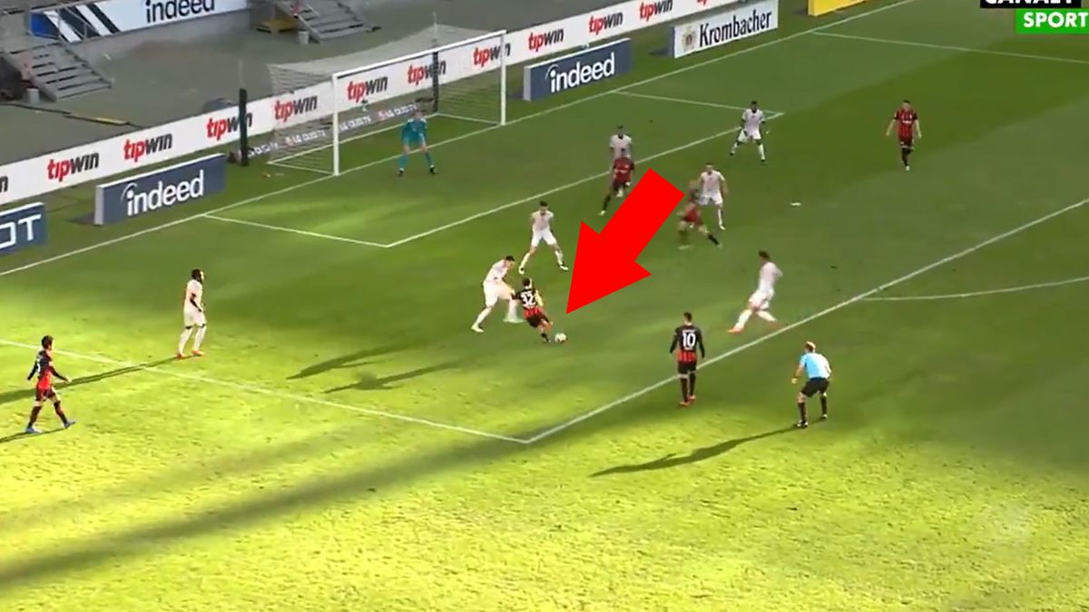 Twitter / twitter.com/CANALPLUS_SPORT/ / Amin Younes trafia do siatki na 2:0 w meczu Eintracht Frankfurt - Bayern Monachium