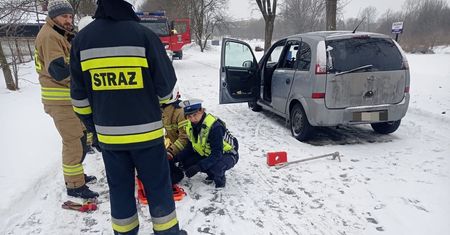 Nieprzytomny siedział w aucie. Policjanci uratowali mu życie