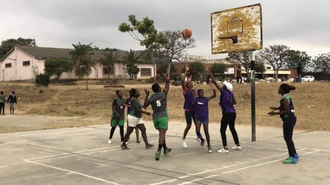 dzieci grające w koszykówkę w Zimbabwe