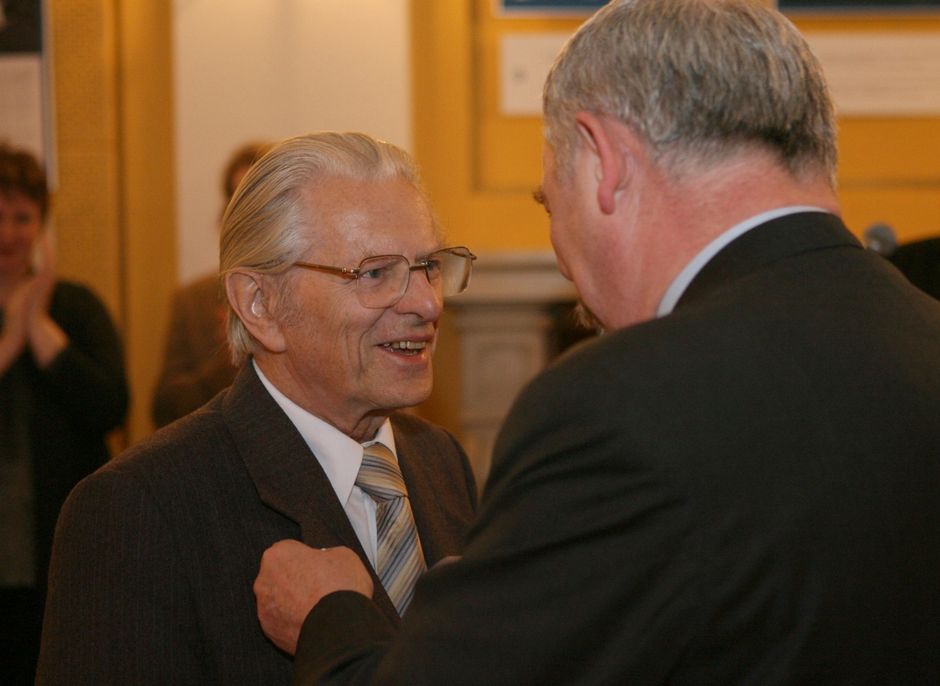 Juliusz Łuciuk podczas wręczenia odznaczenia Virtis Gracie przez prezydenta Krakowa Jacka Majchrowskiego