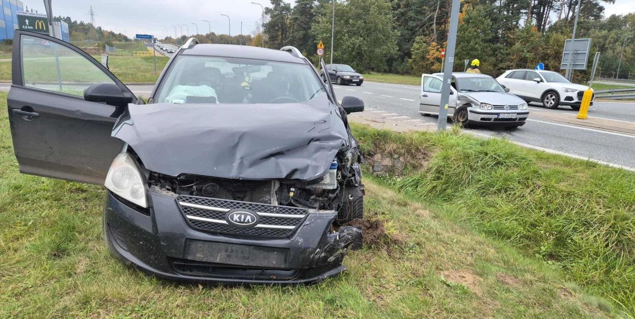 Głobino: Kraksa na skrzyżowaniu. Policja apeluje do kierowców