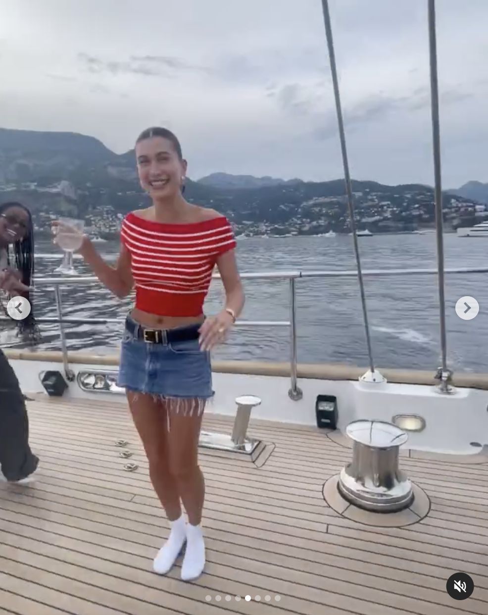 Hailey Bieber w jeansowej spódnicy