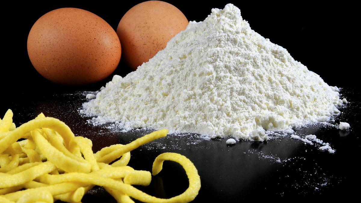 Biała mąka pszenna (przemysłowa), zaw. białka 10% (wzbogacona, bielona)