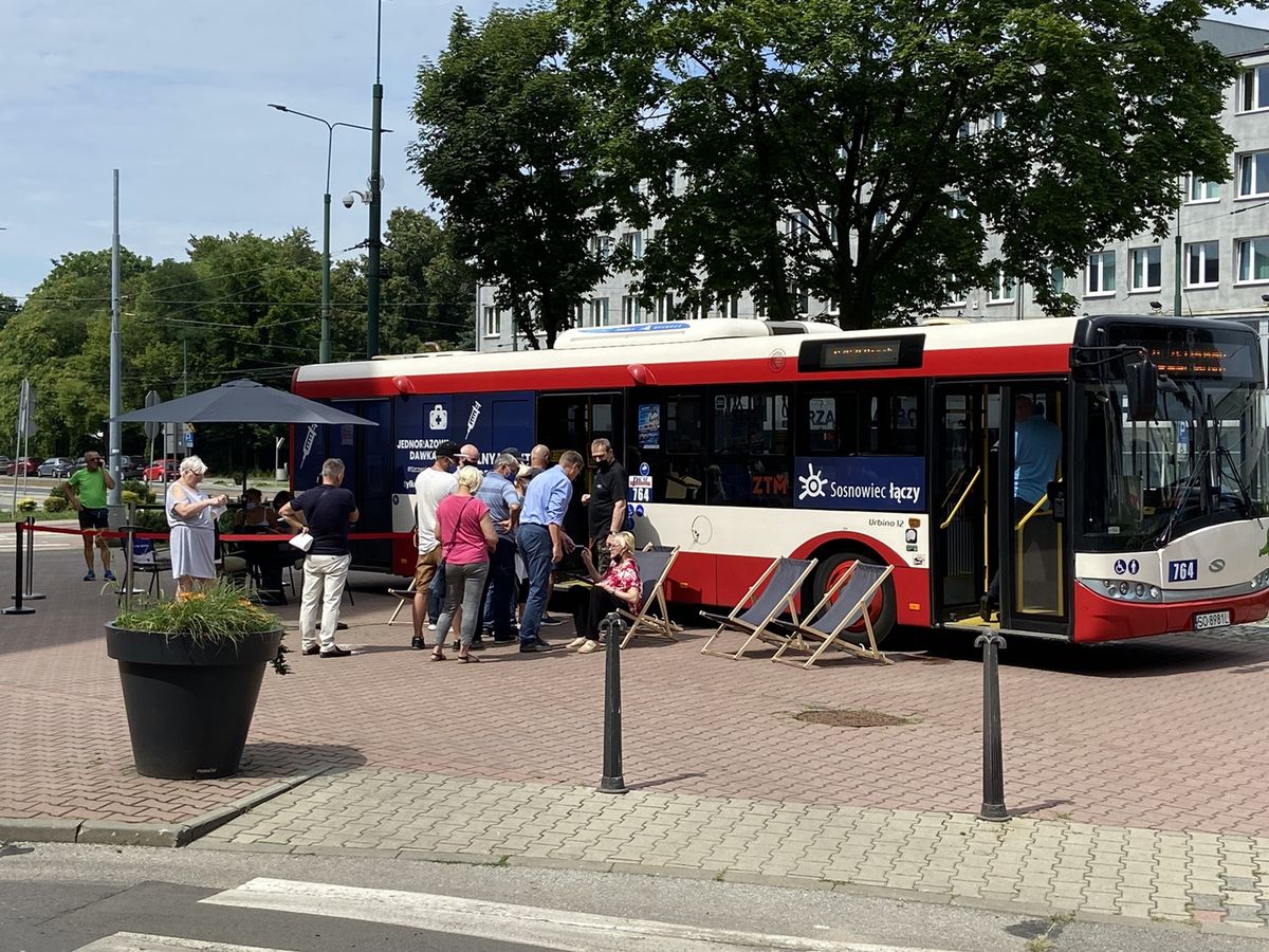 Sosnowiec. Już 700 osób zaszczepiło się w specjalnym autobusie jeżdżącym po ulicach miasta.