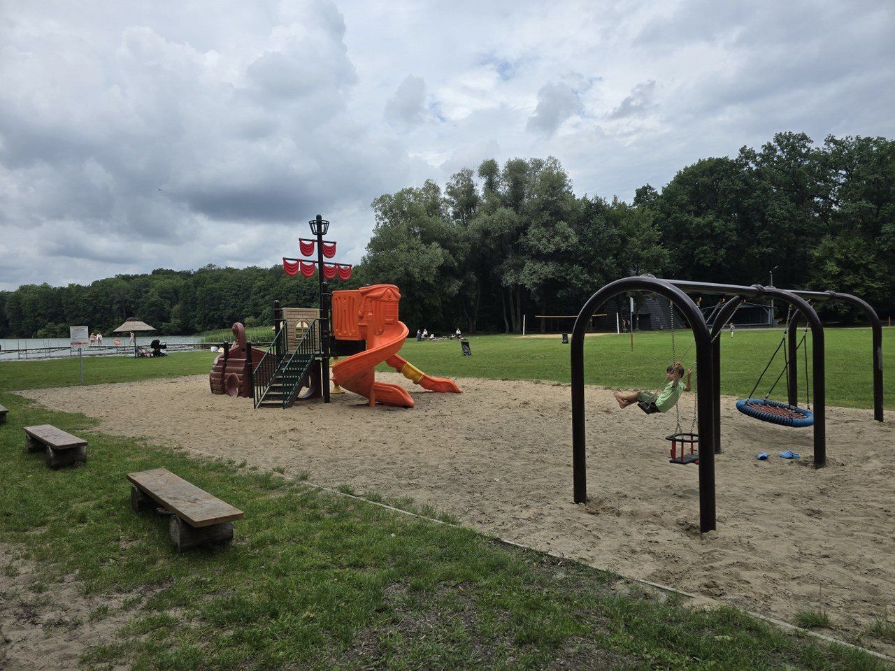 Plaża nad jeziorem w Górznie ma sporo do zaoferowania. Z Leszna można tu dotrzeć w niespełna 20 minut