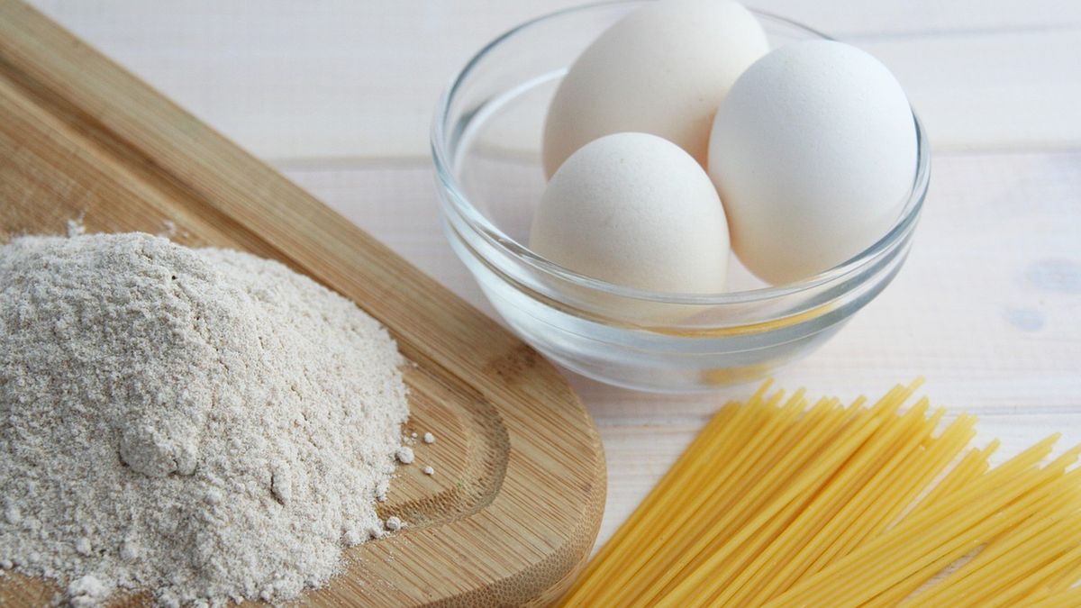 Biała mąka pszenna (przemysłowa), zaw. białka 10% (niewzbogacona, bielona)