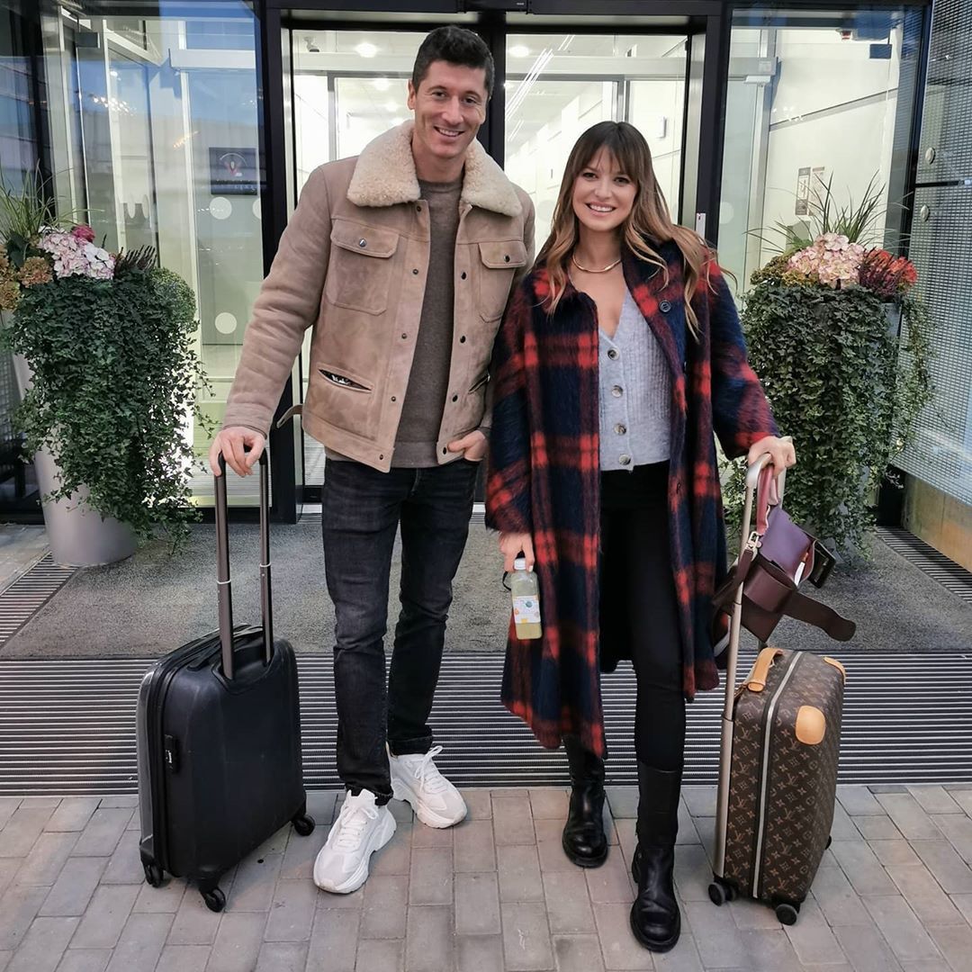 Anna i Robert Lewandowscy przed podróżą