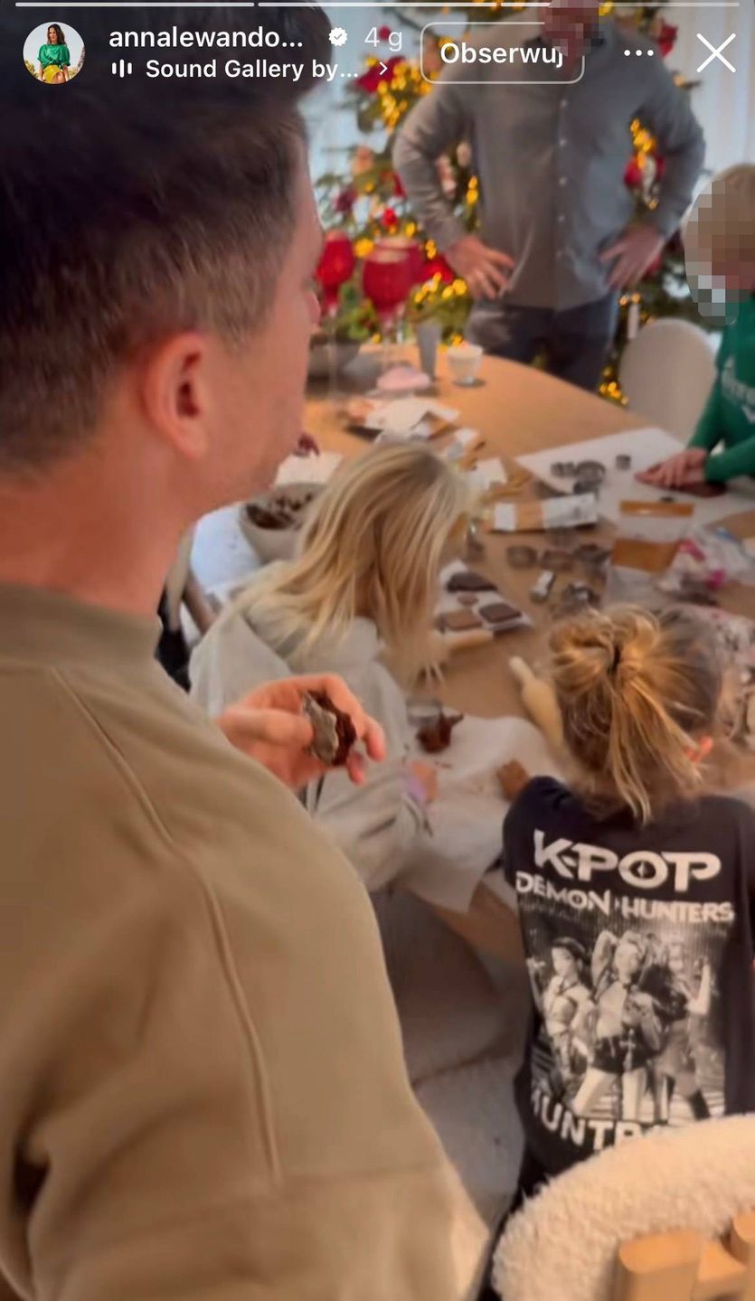 Anna Lewandowska relacjonuje przygotowywanie pierniczków