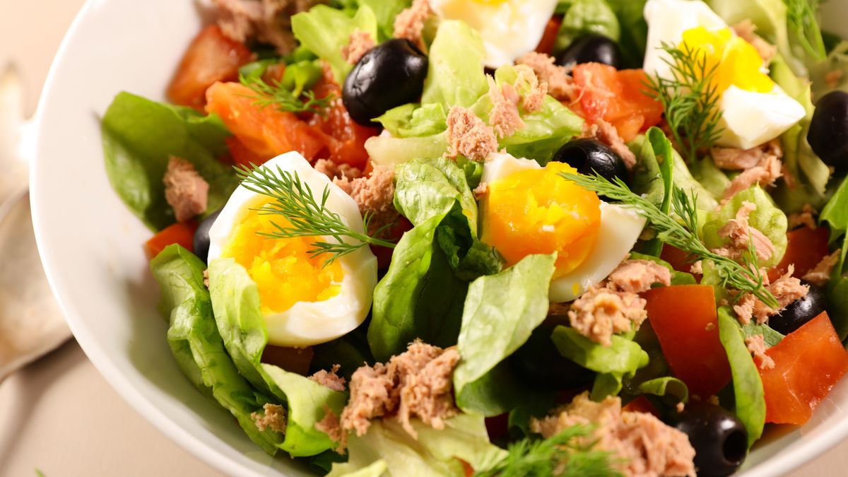 Sałatka weekendowa z tuńczykiem i jajkiem