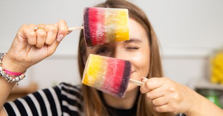 Łączę kilka składników i wlewam do kubeczka. Po kilku godzinach tęczowe lody są gotowe