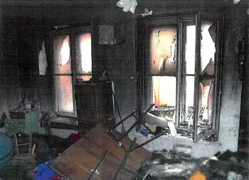 Warszawa: Zabójstwo ze szczególnym okrucieństwem na Nowym Świecie. Podpalił żywcem koleżankę, kiedy spała. Sprawca chwalił się, że w mieszkaniu zrobił “grilla i zostawił otwarte drzwi, żeby był lepszy cug”