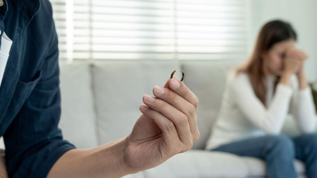 Rozwód to druzgocące wydarzenie, które burzy poczucie bezpieczeństwa i cały uprzedni wysiłek włożony w budowanie relacji z małżonkiem. Dlatego bywa powodem pojawienia się depresji.