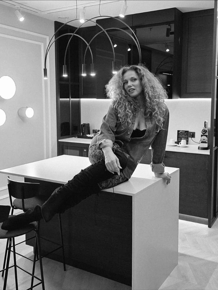 Joanna Liszowska wygina się na meblach