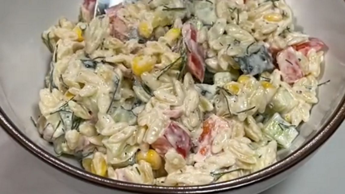 Lekka sałatka idealnie sprawdzi się w upały. 