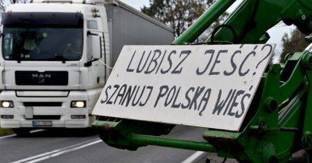 Utrudnienia na wielu drogach. "Politycy PiS-u zaorali całą wieś"