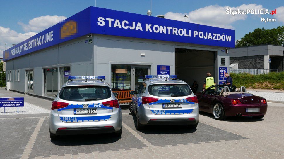 Jeden z policjantów podkreśla, że auta nie przeszłyby przeglądu w normalnej stacji kontroli pojazdów