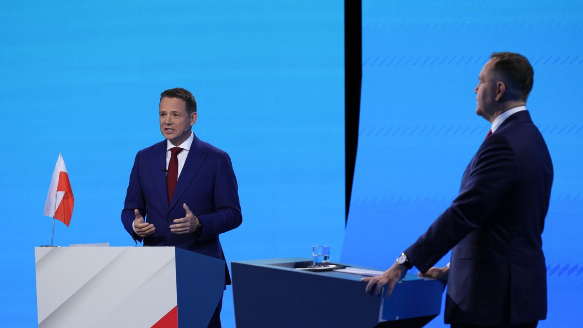 Warszawa, 23.05.2025. Wybory Prezydenta RP 2025 - kampania przed II turą. Kandydat Komitetu Obywatelskiego, popierany przez PiS prezes IPN Karol Nawrocki (P) i kandydat KO w wyborach prezydenta RP, prezydent Warszawy Rafał Trzaskowski (L) na debacie przed II turą wyborow prezydenta RP, transmitowanej przez trzy ogólnopolskie stacje ? TVP, TVN i Polsat, w Warszawie, 23 bm. (ad) PAP/Paweł Supernak