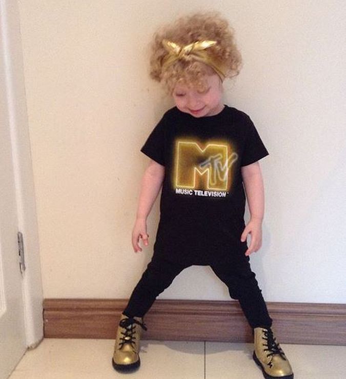 Hollie uwielbia przebieranie się