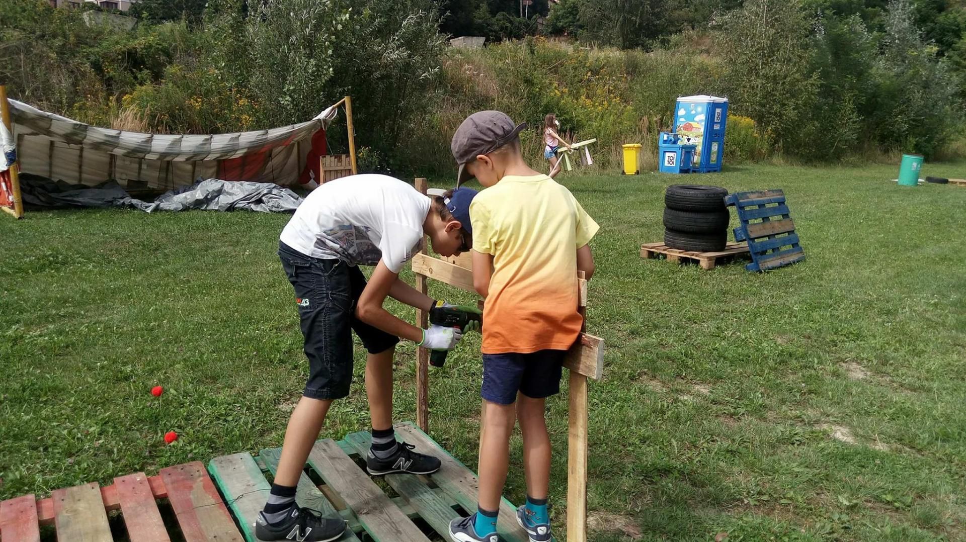 Wkrętarka i młotek to narzędzia niezbędne w Rezerwacie Dzikich Dzieci