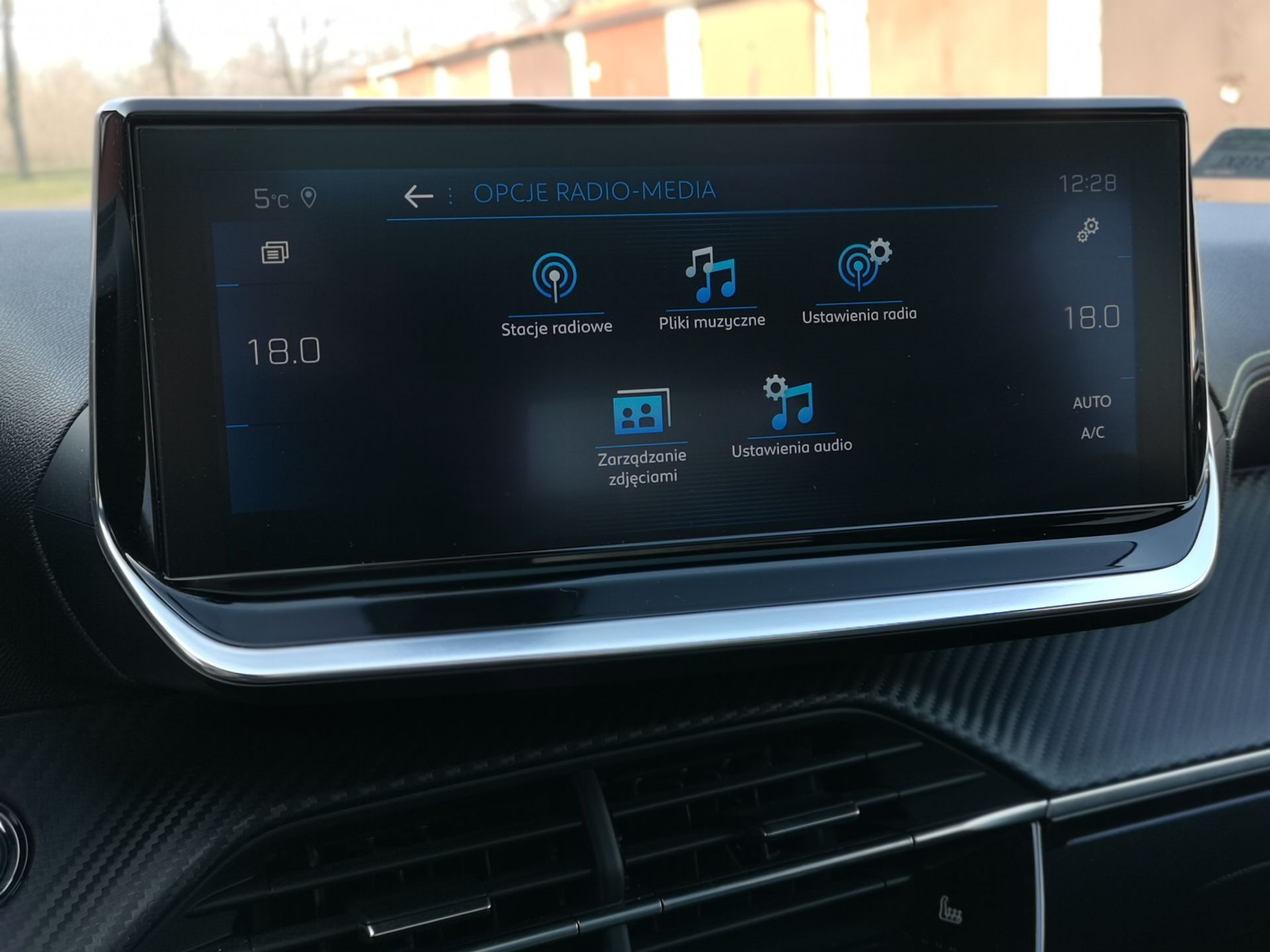 Peugeot 208 GT Line: wirtualne zegary 3D oraz obsługa systemu 32