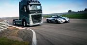 Zobacz wyścig: ciężarówka Volvo FH vs Koenigsegg One:1