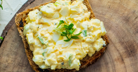 Pasta jajeczna wyjdzie niewiarygodnie kremowa. Kluczem do sukcesu jest sprytny trik