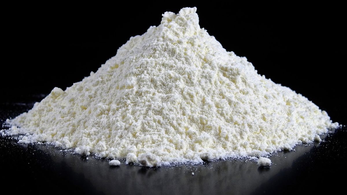 Biała mąka pszenna (przemysłowa), zaw. białka 10% (wzbogacona, niebielona)